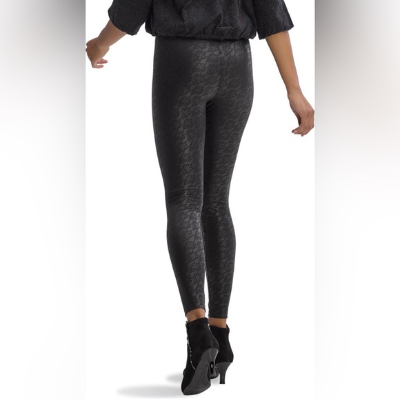 Hue Lacy Leatherette Leggings Size Medium NWOT - Picture 2 of 7